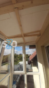 Монтаж теплого остекления балкона с утепленным козырьком, обшивкой потолка и установкой плинтуса